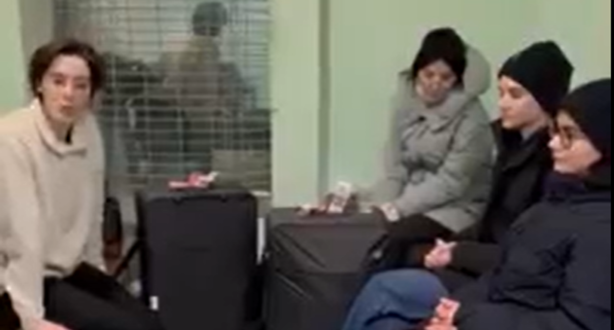 Девушки из Дагестана на КПП "Верхний Ларс". Стоп-кадр видео, опубликованного на странице в Facebook* Светланы Анохиной, https://m.facebook.com/story.php?story_fbid=pfbid0xX6maVDtE1JeueGxxgZ7BJ2qTnHMtQL6NfaL8YX7NC4KKTdwMDkW8Bh7tQGzgcrNl&id=1744597519&mibextid=Uf0jNW Девушки из Дагестана на КПП "Верхний Ларс". Стоп-кадр видео, опубликованного на странице в Facebook* Светланы Анохиной, https://m.facebook.com/story.php?story_fbid=pfbid0xX6maVDtE1JeueGxxgZ7BJ2qTnHMtQL6NfaL8YX7NC4KKTdwMDkW8Bh7tQGzgcrNl&id=1744597519&mibextid=Uf0jNW