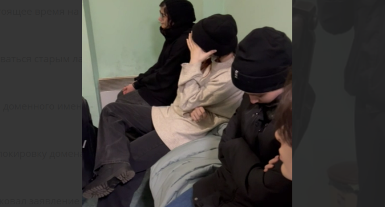 Девушки на КПП "Верхний Ларс" не захотели говорить с родными. Стоп-кадр видео, опубликованного в Telegram-канале Кризисной группы СК SOS, https://t.me/sksosorg/210 Девушки на КПП "Верхний Ларс" не захотели говорить с родными. Стоп-кадр видео, опубликованного в Telegram-канале Кризисной группы СК SOS, https://t.me/sksosorg/210