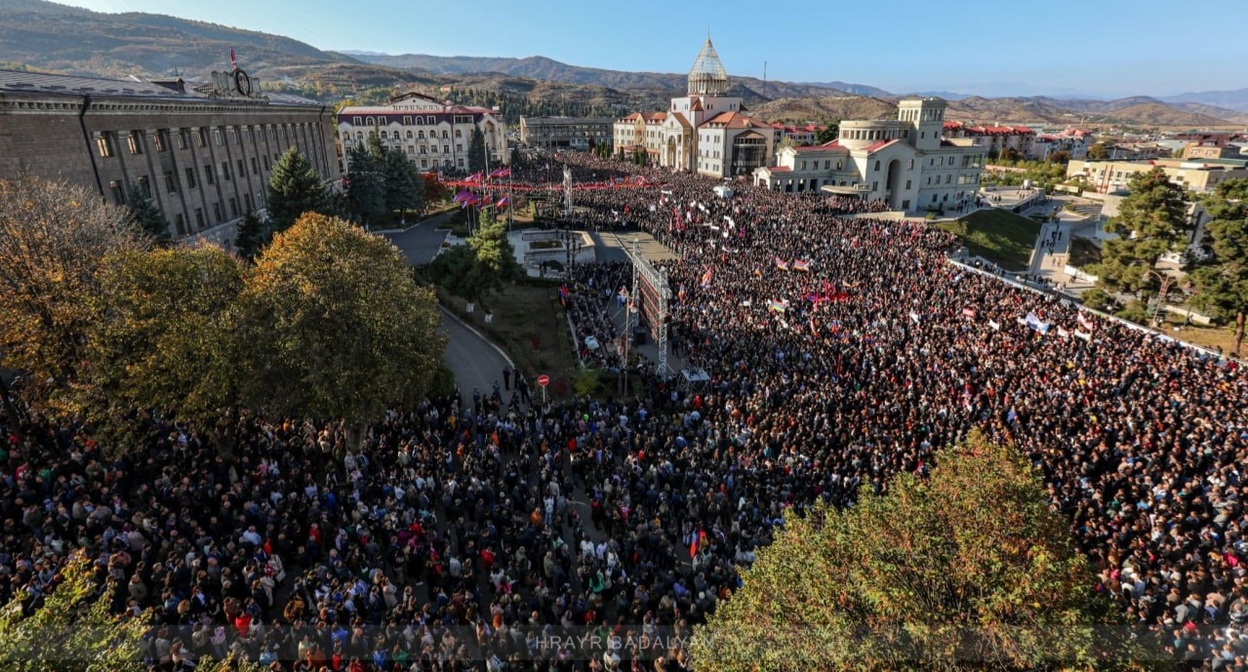 Митинг в Степанакерте. 30 октября 2022 года. Фото: Hrayr Badalyan https://t.me/bagramyan26/41974 Митинг в Степанакерте. 30 октября 2022 года. Фото: Hrayr Badalyan https://t.me/bagramyan26/41974