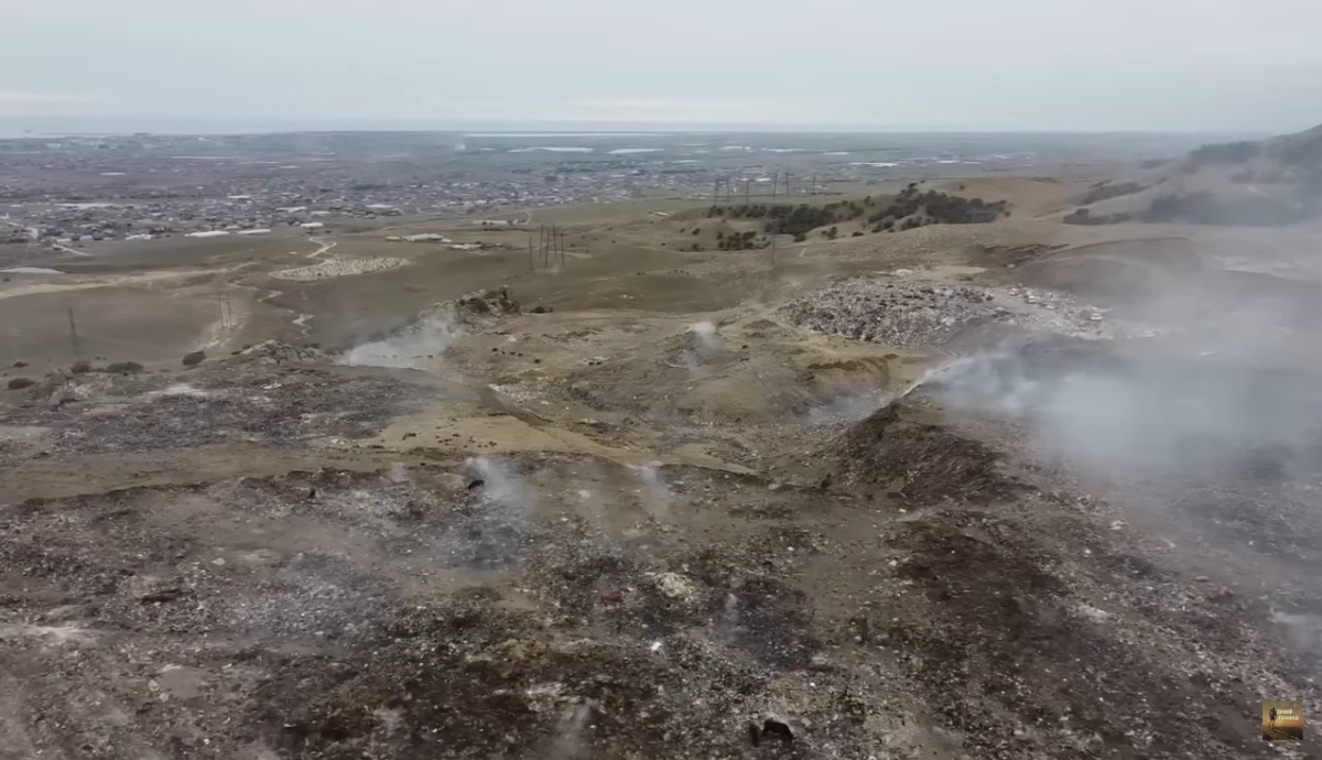 Свалка в пригороде Махачкалы. Стопкадр из видео на странице https://www.youtube.com/watch?v=H_0UhDPpO3k Свалка в пригороде Махачкалы. Стопкадр из видео на странице https://www.youtube.com/watch?v=H_0UhDPpO3k