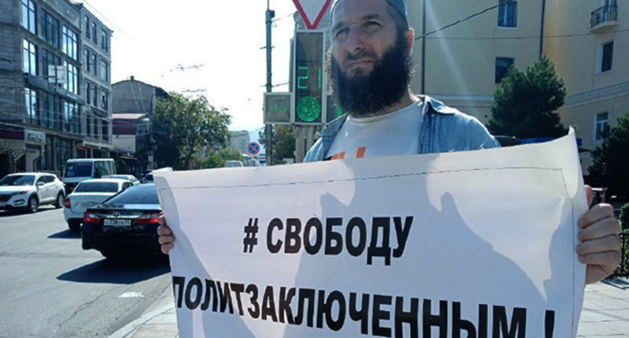 Идрис Юсупов провёл пикет в поддержку политзаключённых. Махачкала. 12 сентября 2022 года. Фото https://chernovik.net/news/neskolko-zhurnalistov-proveli-odinochnye-pikety-v-makhachkale Идрис Юсупов провёл пикет в поддержку политзаключённых. Махачкала. 12 сентября 2022 года. Фото https://chernovik.net/news/neskolko-zhurnalistov-proveli-odinochnye-pikety-v-makhachkale