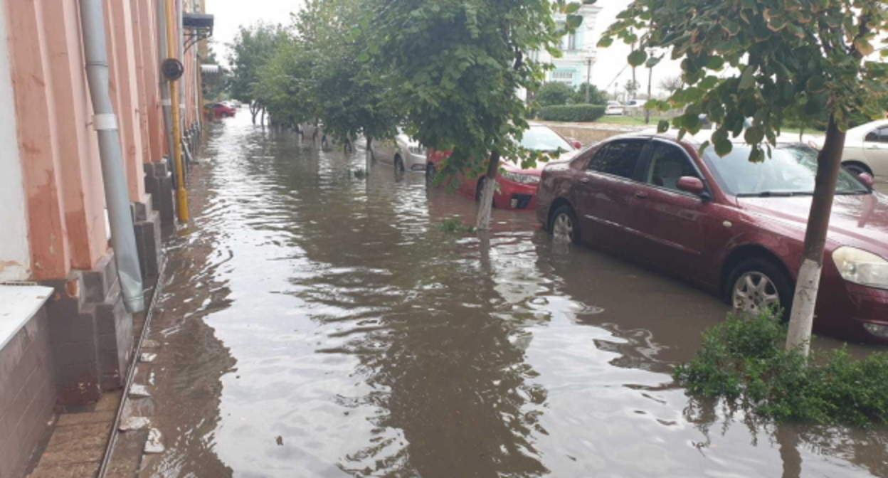 Подтопление в Астрахани, фото: ПУНКТ-Аh ttps://punkt-a.info/news/glavnoe/tsentr-astrakhani-zatonul-kadry-masshtabnogo-potopa
Подтопление в Астрахани, фото: ПУНКТ-Аh ttps://punkt-a.info/news/glavnoe/tsentr-astrakhani-zatonul-kadry-masshtabnogo-potopa