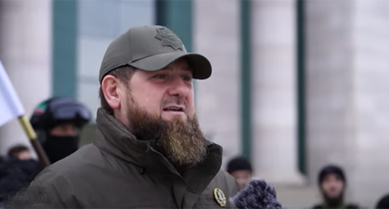 Рамзан Кадыров выступает перед военнослужащими. Скриншот видео https://www.youtube.com/watch?v=TYx5t0KcW-A Рамзан Кадыров выступает перед военнослужащими. Скриншот видео https://www.youtube.com/watch?v=TYx5t0KcW-A