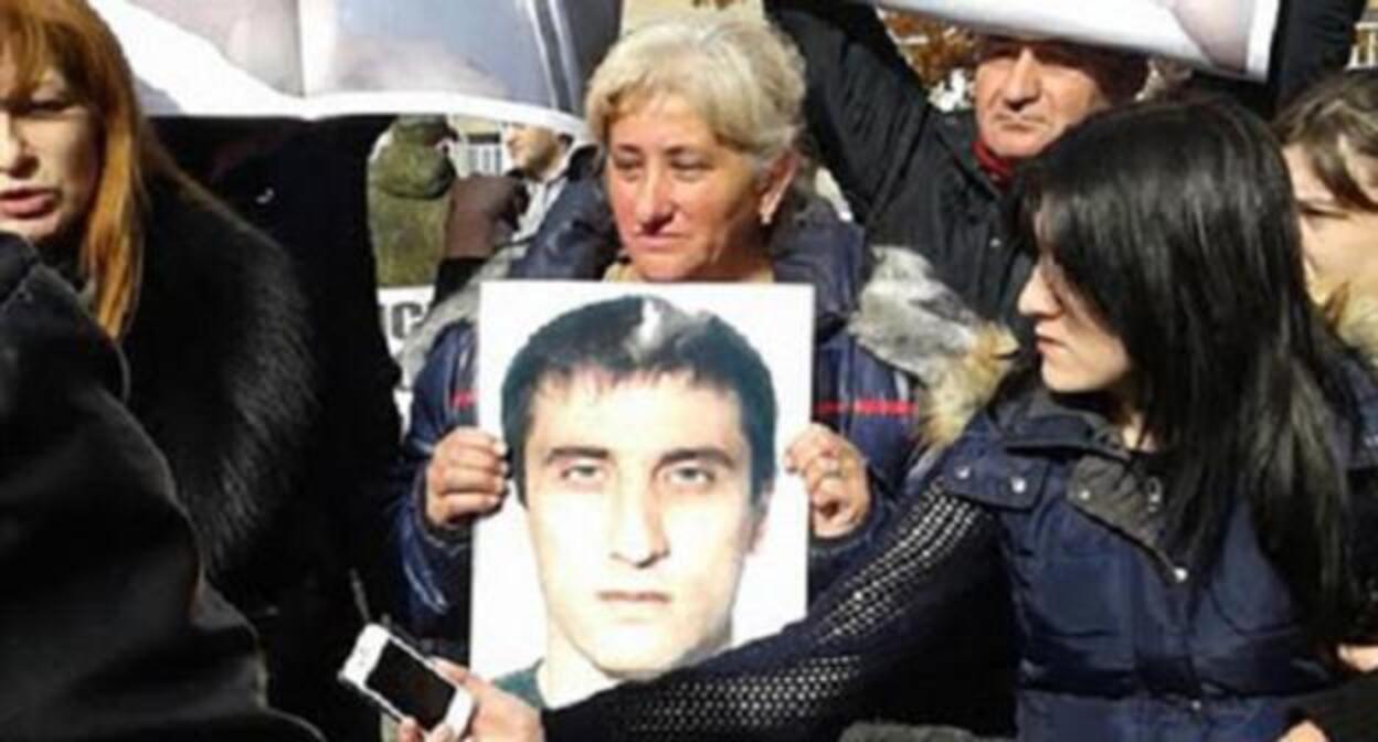 Родственники Владимира Цкаева. 3 ноября 2015 г. Фото Эммы Марзоевой для "Кавказского узла". Родственники Владимира Цкаева. 3 ноября 2015 г. Фото Эммы Марзоевой для "Кавказского узла".