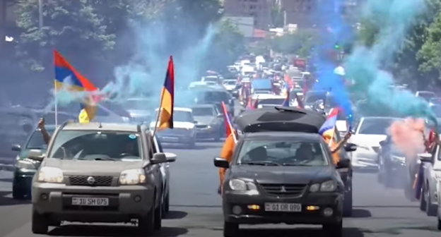 Автопробег в Ереване, стоп-кадр видео канала Yerevan Today Live https://www.youtube.com/watch?v=vcqhJurQaEQ Автопробег в Ереване, стоп-кадр видео канала Yerevan Today Live https://www.youtube.com/watch?v=vcqhJurQaEQ