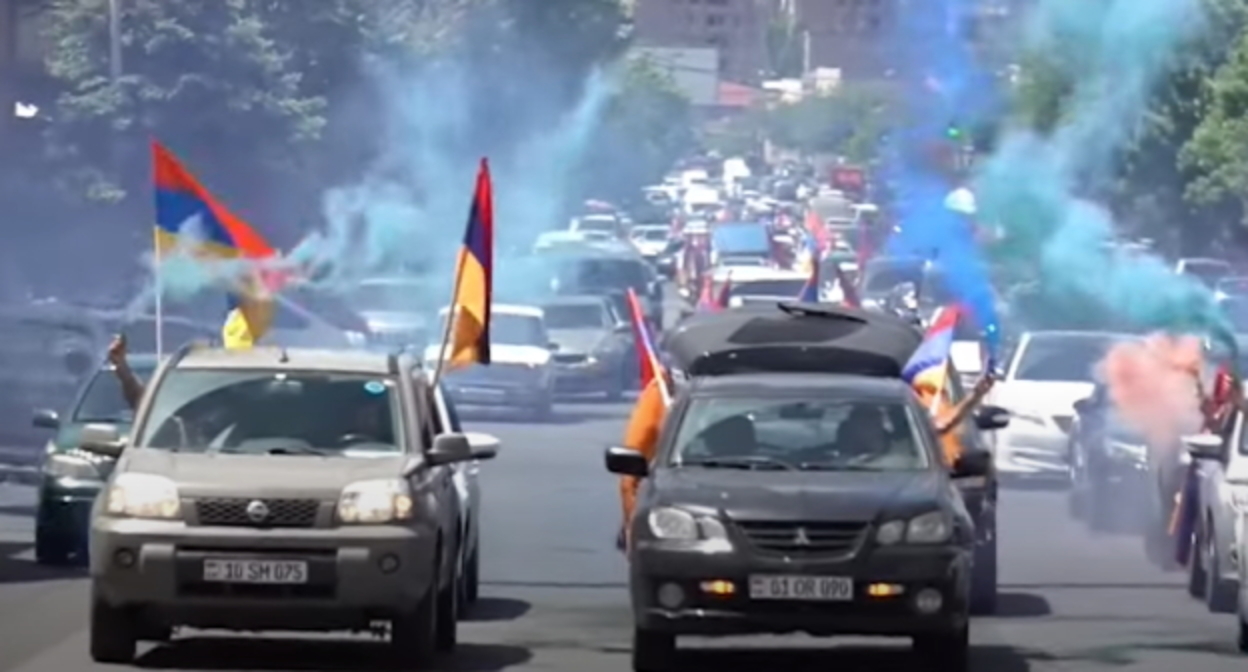 Автопробег в Ереване, стоп-кадр видео канала Yerevan Today Live https://www.youtube.com/watch?v=vcqhJurQaEQ Автопробег в Ереване, стоп-кадр видео канала Yerevan Today Live https://www.youtube.com/watch?v=vcqhJurQaEQ