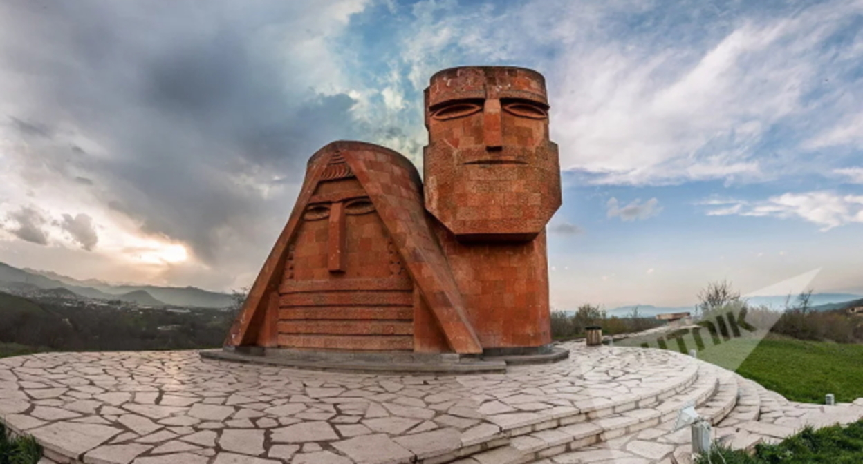 Монумент "Мы - наши горы", фото: https://ru.wikipedia.org/wiki/%D0%9C%D1%8B_%E2%80%94_%D0%BD%D0%B0%D1%88%D0%B8_%D0%B3%D0%BE%D1%80%D1%8B Монумент "Мы - наши горы", фото: https://ru.wikipedia.org/wiki/%D0%9C%D1%8B_%E2%80%94_%D0%BD%D0%B0%D1%88%D0%B8_%D0%B3%D0%BE%D1%80%D1%8B