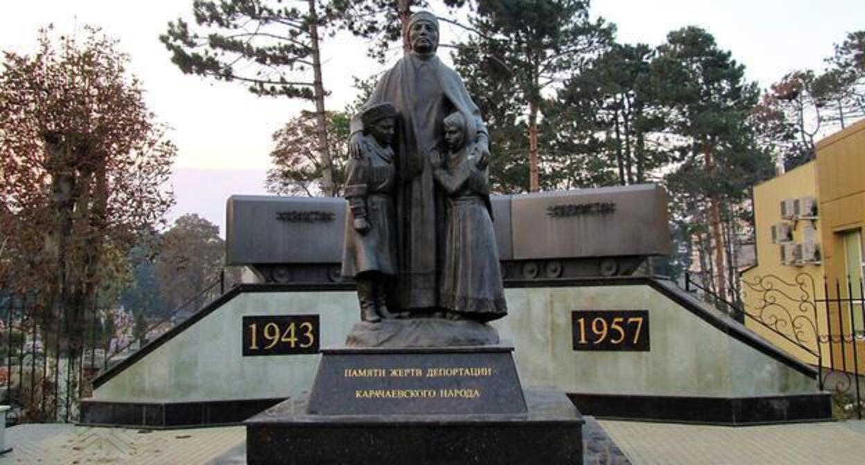 Памятник жертвам депортации, открытый 2 мая 2014 года в с. Учкекен. Фото: Леонид Тарасьев https://lookmytrips.com/585e8900ff9367418508a421/pamiatnik-zhertvam-deportatsii-ff9367 Памятник жертвам депортации, открытый 2 мая 2014 года в с. Учкекен. Фото: Леонид Тарасьев https://lookmytrips.com/585e8900ff9367418508a421/pamiatnik-zhertvam-deportatsii-ff9367