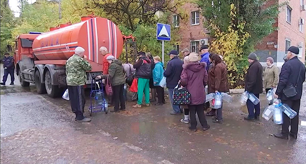 Очередь за водой в Каменске-Шахтинском. Скриншот видео https://tvzvezda.ru/news/202210272155-dcjaR.html Очередь за водой в Каменске-Шахтинском. Скриншот видео https://tvzvezda.ru/news/202210272155-dcjaR.html