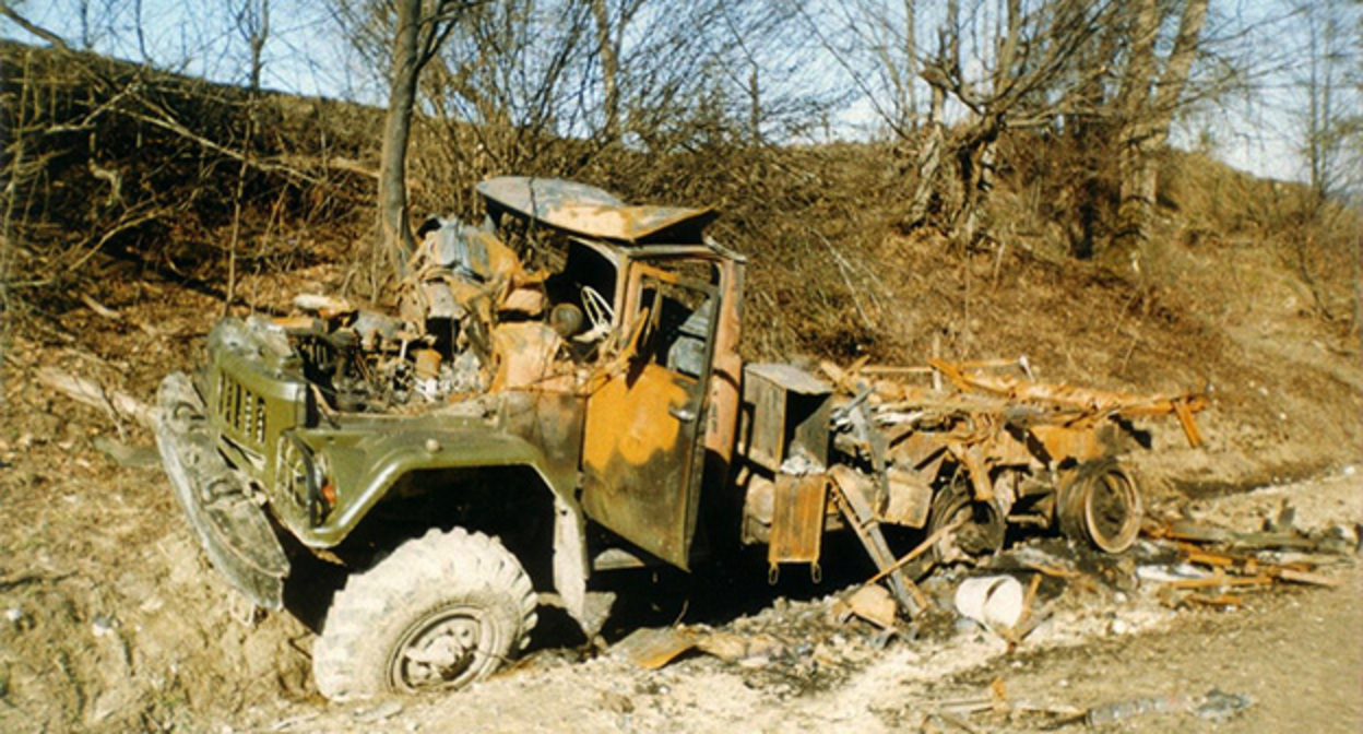 Нападение на колонну Пермского ОМОНа у Джани-Ведено. Фото: Svm-1977 https://ru.wikipedia.org/ Нападение на колонну Пермского ОМОНа у Джани-Ведено. Фото: Svm-1977 https://ru.wikipedia.org/