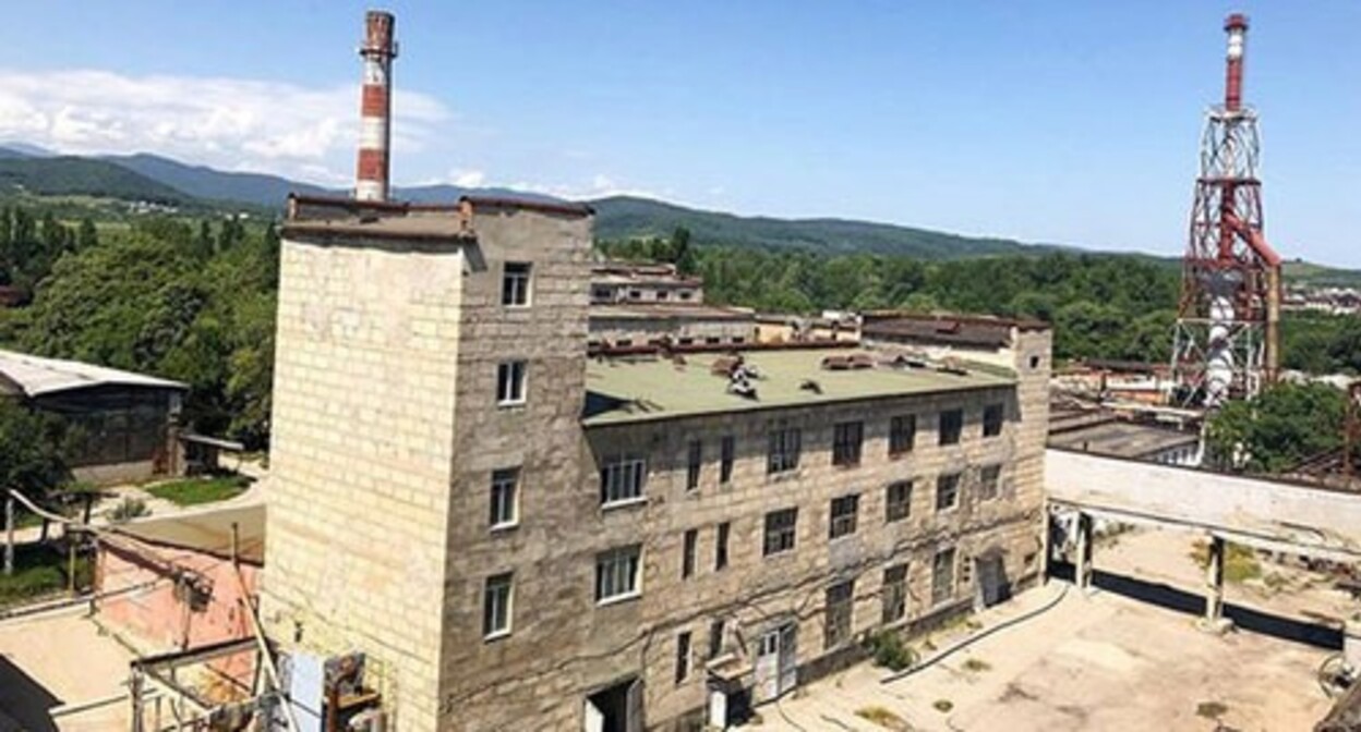 Здание на территории завода "Гидрометаллург". Фото: пресс-служба ОАО "Гидрометаллург" https://www.instagram.com/p/Bz8Nam4HQma/ Здание на территории завода "Гидрометаллург". Фото: пресс-служба ОАО "Гидрометаллург" https://www.instagram.com/p/Bz8Nam4HQma/