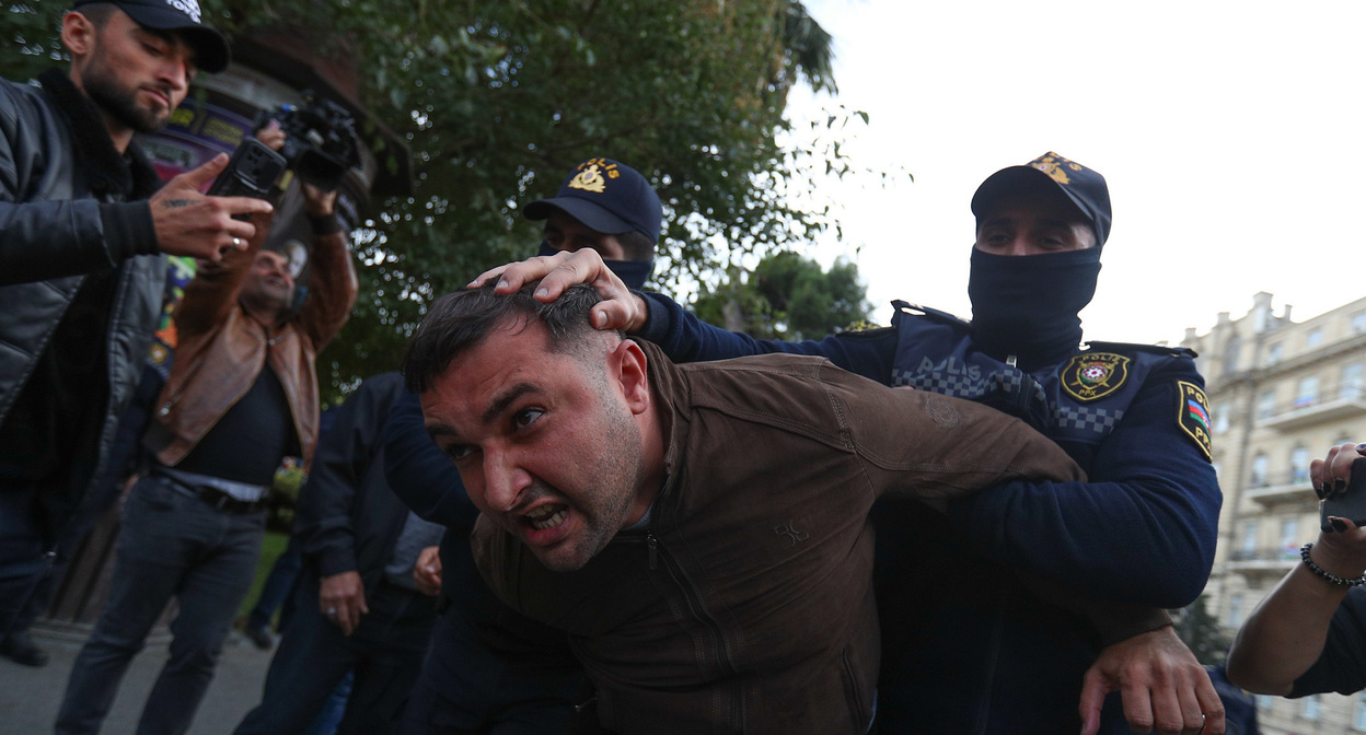 Сотрудник полиции задерживает активиста. Баку, октябрь 2022 г. Фото Азиза Каримова для "Кавказского узла" Сотрудник полиции задерживает активиста. Баку, октябрь 2022 г. Фото Азиза Каримова для "Кавказского узла"