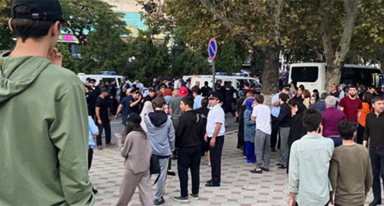 Акция против мобилизации. Махачкала, сентябрь 2022 г. Фото: https://zona.media Акция против мобилизации. Махачкала, сентябрь 2022 г. Фото: https://zona.media