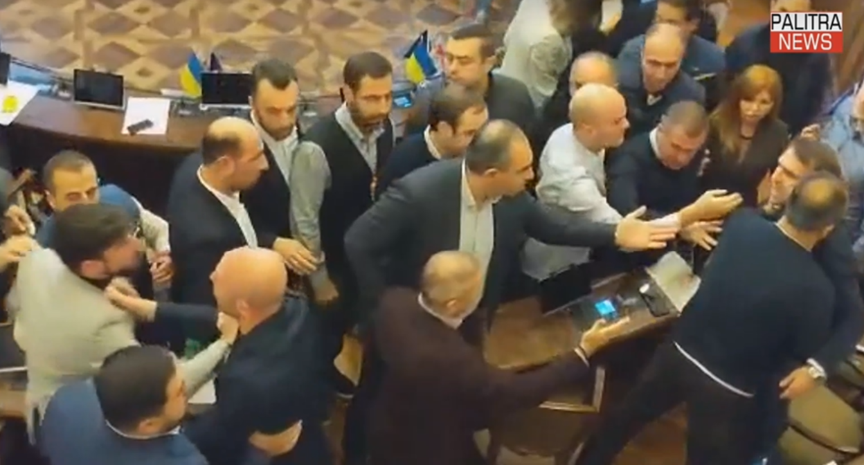 Потасовка депутатов в горсовете Тбилиси. Стоп-кадр видео PalitraNews от 04.11.22.
Потасовка депутатов в горсовете Тбилиси. Стоп-кадр видео PalitraNews от 04.11.22.
