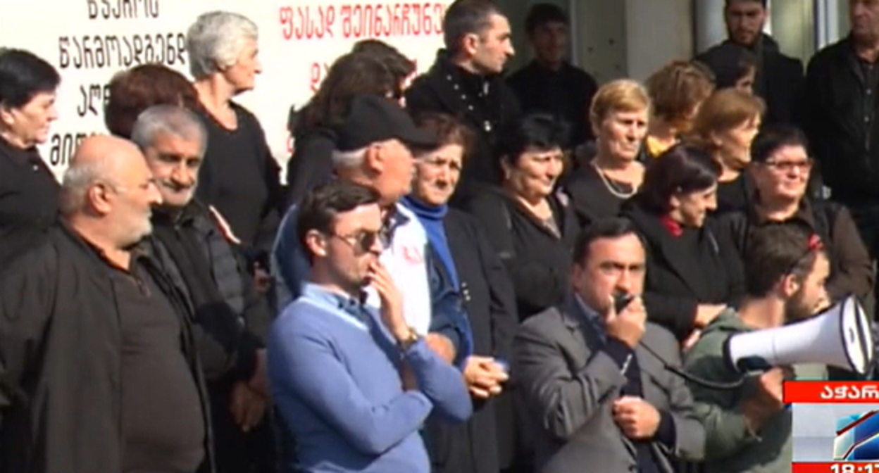 Жители Бобоквати на акции протеста. Стоп-кадр из видео на странице https://rustavi2.ge/ka/news/241719 Жители Бобоквати на акции протеста. Стоп-кадр из видео на странице https://rustavi2.ge/ka/news/241719