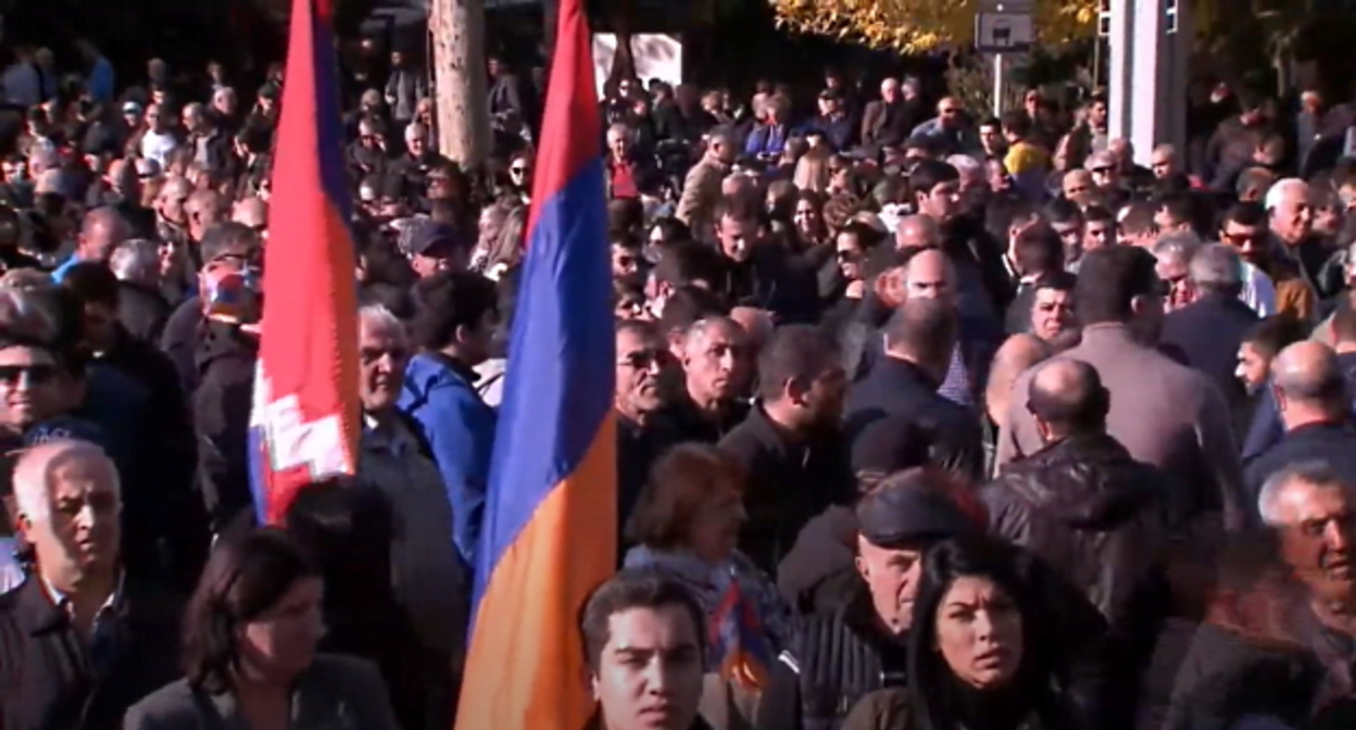 Митинг в поддержку Нагорного Карабаха. Ереван, 5 ноября 2022 года. Кадр видео Yerkir am https://www.youtube.com/watch?v=-qH1s7IEBsE Митинг в поддержку Нагорного Карабаха. Ереван, 5 ноября 2022 года. Кадр видео Yerkir am https://www.youtube.com/watch?v=-qH1s7IEBsE