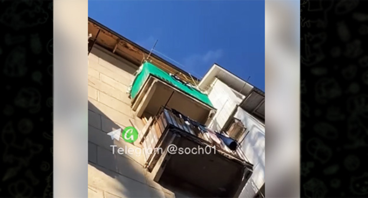 Балконы в многоквартирном доме в Сочи. Скриншот видео https://t.me/chat_soch01/3208 Балконы в многоквартирном доме в Сочи. Скриншот видео https://t.me/chat_soch01/3208