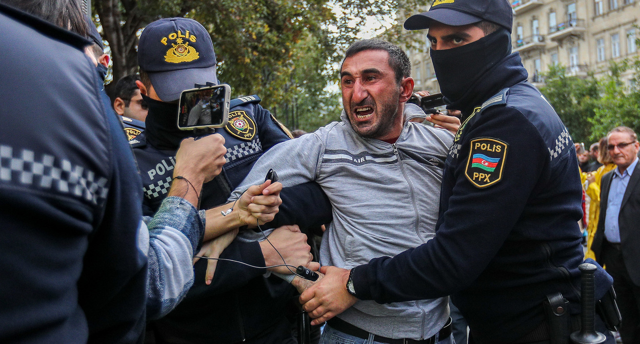 Сотрудники полиции задерживают активиста. Баку, октябрь 2022 года. Фото Азиза Каримова для "Кавказского узла" Сотрудники полиции задерживают активиста. Баку, октябрь 2022 года. Фото Азиза Каримова для "Кавказского узла"