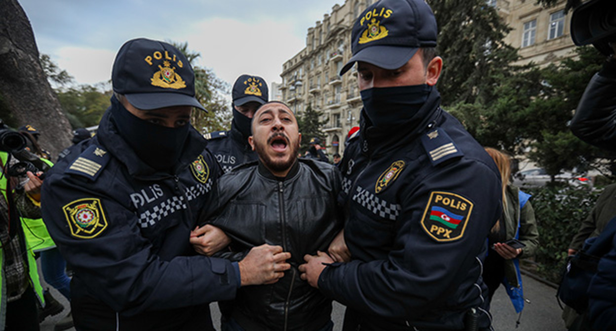 Задержание активиста во время акции. Баку, 11 ноября 2022 года. Фото Азиза Каримова для "Кавказского узла" Задержание активиста во время акции. Баку, 11 ноября 2022 года. Фото Азиза Каримова для "Кавказского узла"