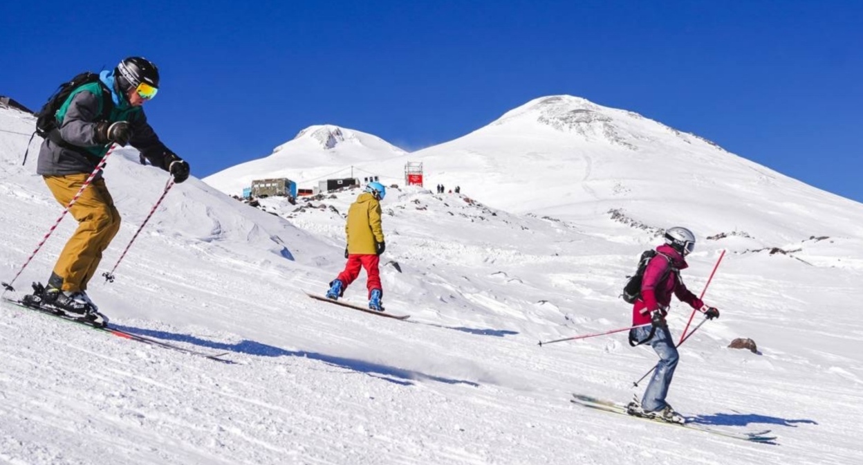 Лыжники на "Эльбрусе". Фото: пресс-служба курорта "Эльбрус" https://resort-elbrus.ru/gornolyzhnyj-sezon-na-elbruse-otkroetsya-19-noyabrya/ Лыжники на "Эльбрусе". Фото: пресс-служба курорта "Эльбрус" https://resort-elbrus.ru/gornolyzhnyj-sezon-na-elbruse-otkroetsya-19-noyabrya/