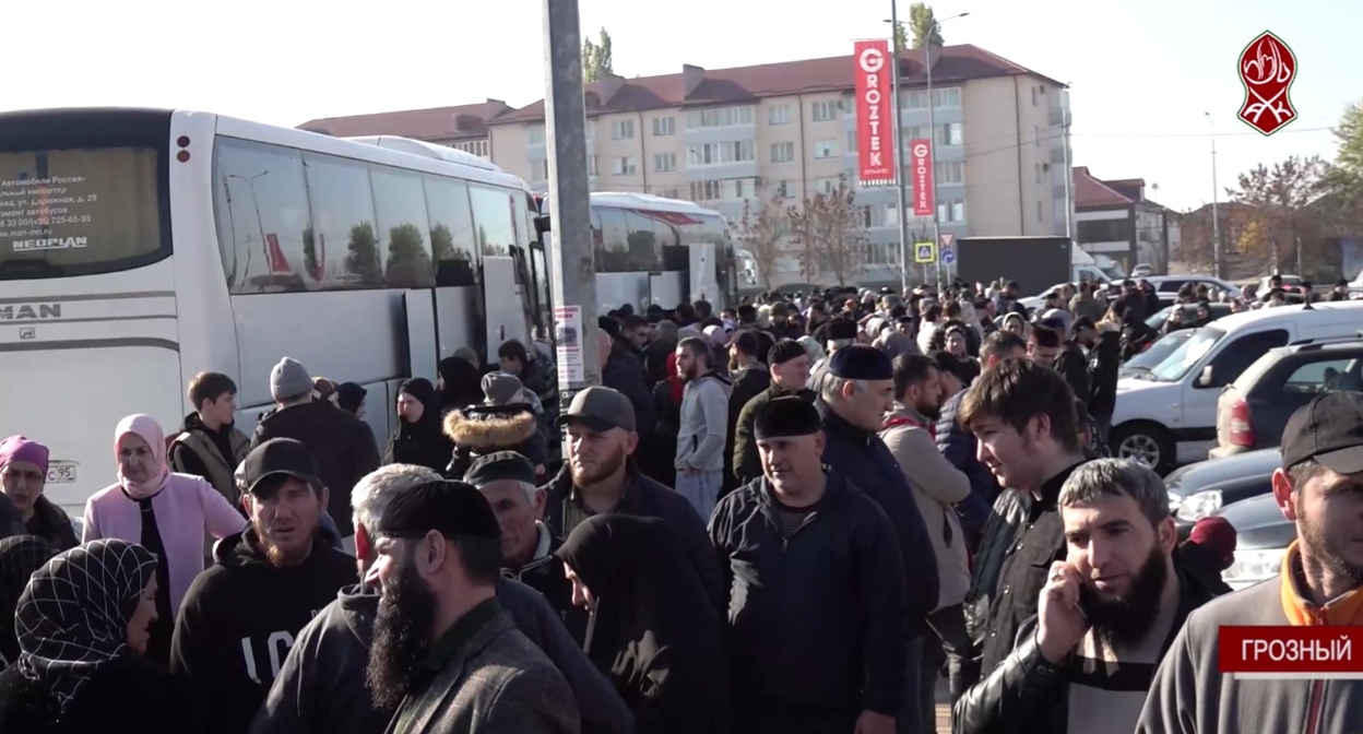 Паломники. Кадр видео Духовного управления мусульман Чечни https://t.me/dumchr/2506 Паломники. Кадр видео Духовного управления мусульман Чечни https://t.me/dumchr/2506