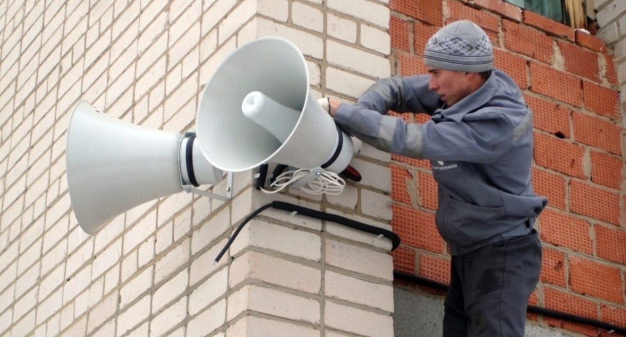 Монтаж сирен. Фото: "Шелеховский вестник" https://shel-vestnik.ru/20-iyulya-v-shelehovskom-rajone-projdyot-proverka-siren/ Монтаж сирен. Фото: "Шелеховский вестник" https://shel-vestnik.ru/20-iyulya-v-shelehovskom-rajone-projdyot-proverka-siren/