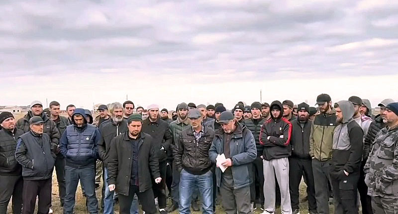 Жители Нового Хушета во время схода. Стоп-кадр из видео на странице https://www.instagram.com/p/Ck67zgJqxPI/ Жители Нового Хушета во время схода. Стоп-кадр из видео на странице https://www.instagram.com/p/Ck67zgJqxPI/