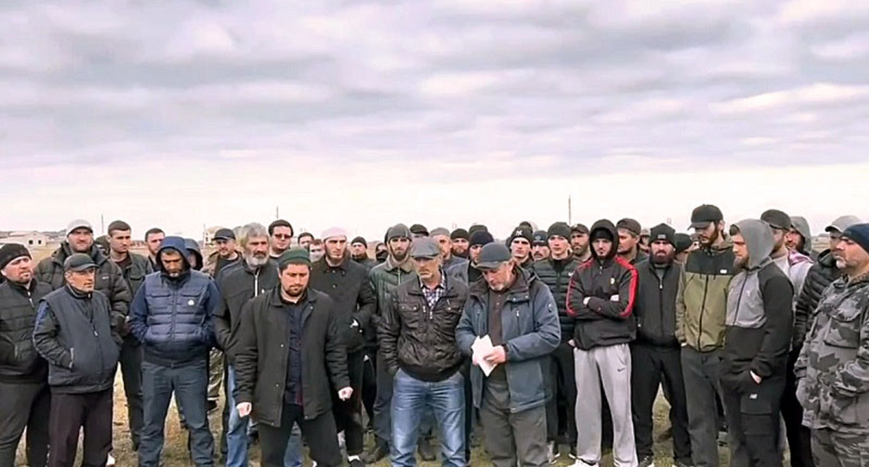 Жители Нового Хушета во время схода. Стоп-кадр из видео на странице https://www.instagram.com/p/Ck67zgJqxPI/ Жители Нового Хушета во время схода. Стоп-кадр из видео на странице https://www.instagram.com/p/Ck67zgJqxPI/