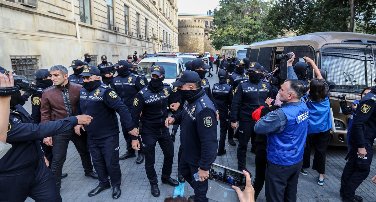 Сотрудники полиции во время акции протеста. Баку, октябрь 2022 г. Фото Азиза Каримова для "Кавказского узла" Сотрудники полиции во время акции протеста. Баку, октябрь 2022 г. Фото Азиза Каримова для "Кавказского узла"