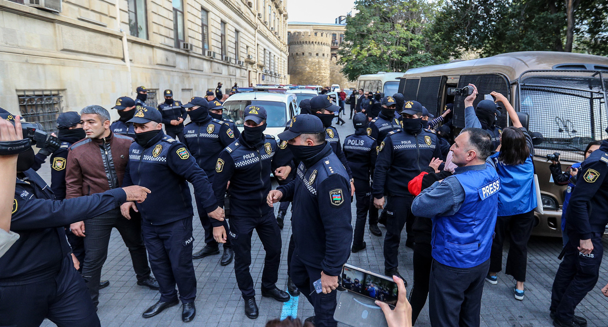 Сотрудники полиции во время акции протеста. Баку, октябрь 2022 г. Фото Азиза Каримова для "Кавказского узла" Сотрудники полиции во время акции протеста. Баку, октябрь 2022 г. Фото Азиза Каримова для "Кавказского узла"