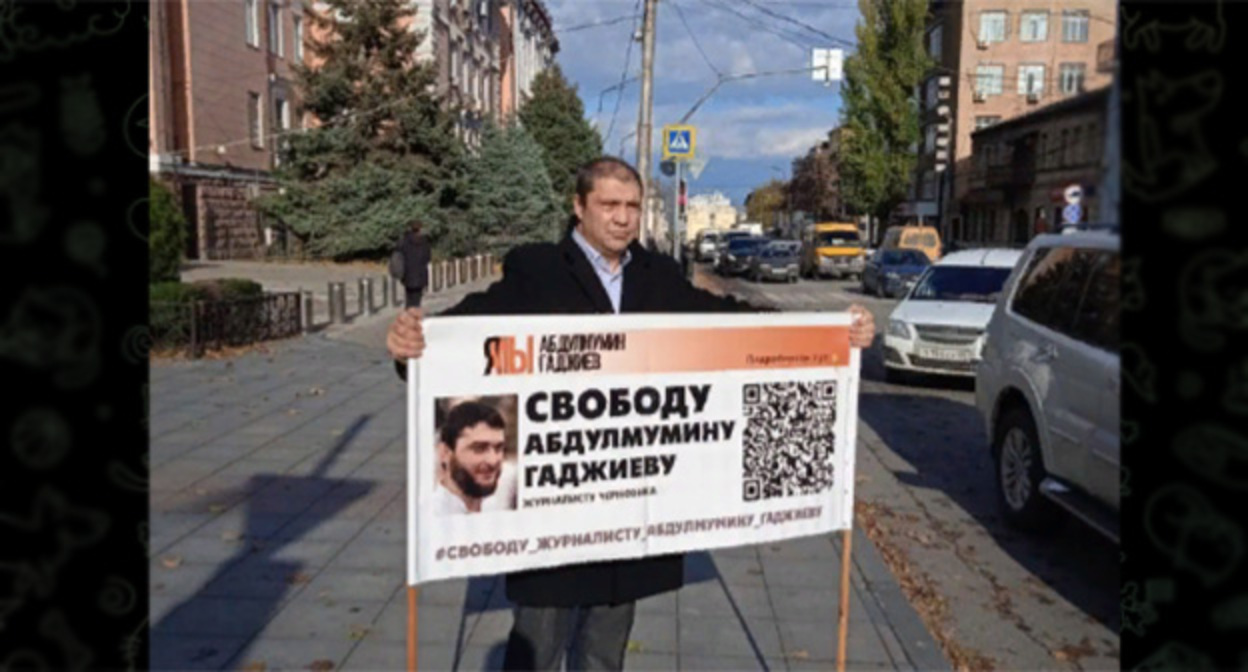 Магди Камалов в одиночном пикете. Скриншот https://t.me/chernovik/40424 Магди Камалов в одиночном пикете. Скриншот https://t.me/chernovik/40424