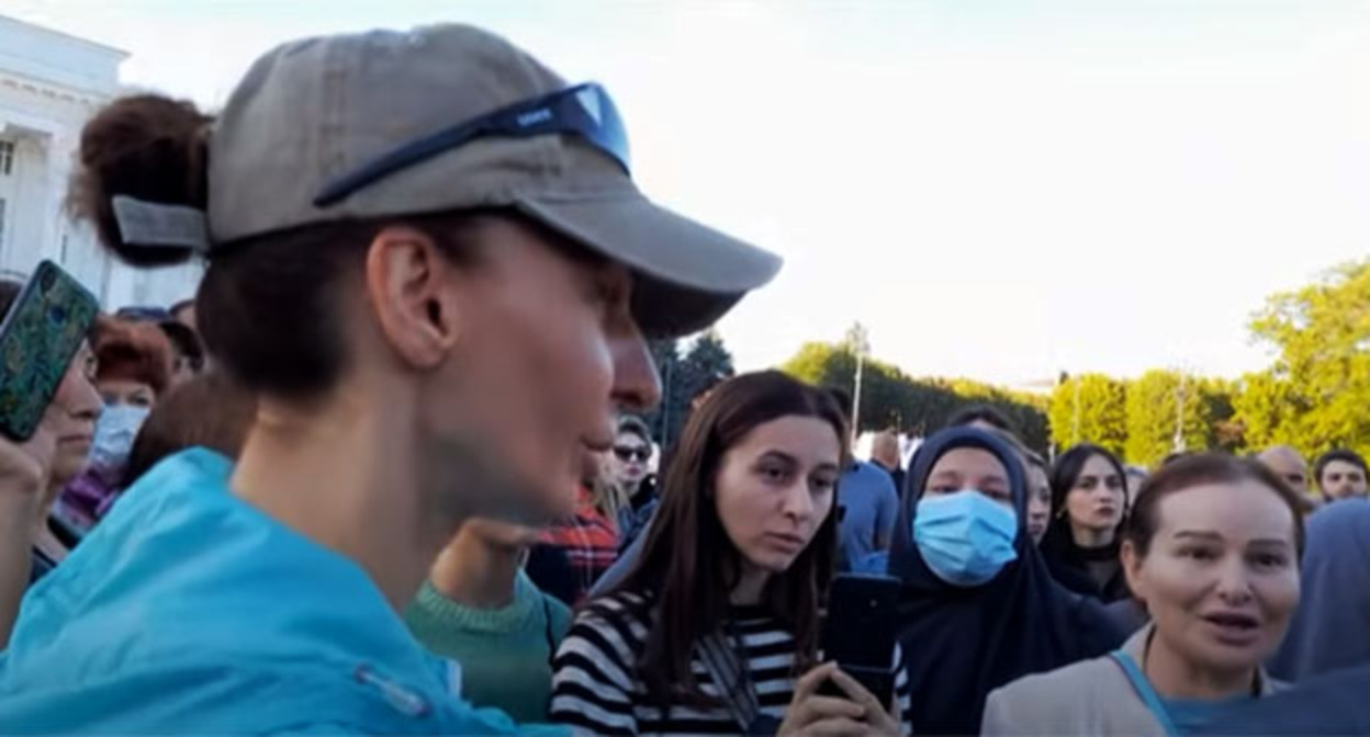 Участницы акции протеста в Нальчике. Сентябрь 2022 г. Скриншот видео "Кавказского узла" https://www.youtube.com/watch?v=PNvo-9KMwvs Участницы акции протеста в Нальчике. Сентябрь 2022 г. Скриншот видео "Кавказского узла" https://www.youtube.com/watch?v=PNvo-9KMwvs