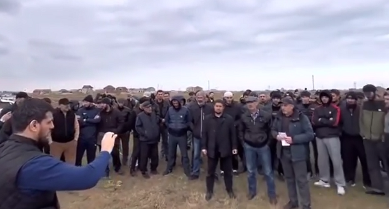 Участники схода в Новом Хушете. Кадр видео: www.instagram.com/p/Ck67zgJqxPI/ Участники схода в Новом Хушете. Кадр видео: www.instagram.com/p/Ck67zgJqxPI/