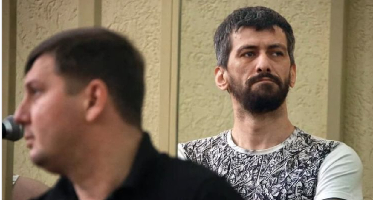 Вадим Чельдиев в суде 19 июля 2022 года. Фото https://www.instagram.com/p/CgNNoA0j2u-AoTD6Bf-bO0PujM01JFaDjBJTL40/ (21 марта Тверской суд Москвы запретил в России деятельность компании Meta (владеет Facebook, Instagram и WhatsApp) в связи с экстремистской деятельностью.) Вадим Чельдиев в суде 19 июля 2022 года. Фото https://www.instagram.com/p/CgNNoA0j2u-AoTD6Bf-bO0PujM01JFaDjBJTL40/ (21 марта Тверской суд Москвы запретил в России деятельность компании Meta (владеет Facebook, Instagram и WhatsApp) в связи с экстремистской деятельностью.)