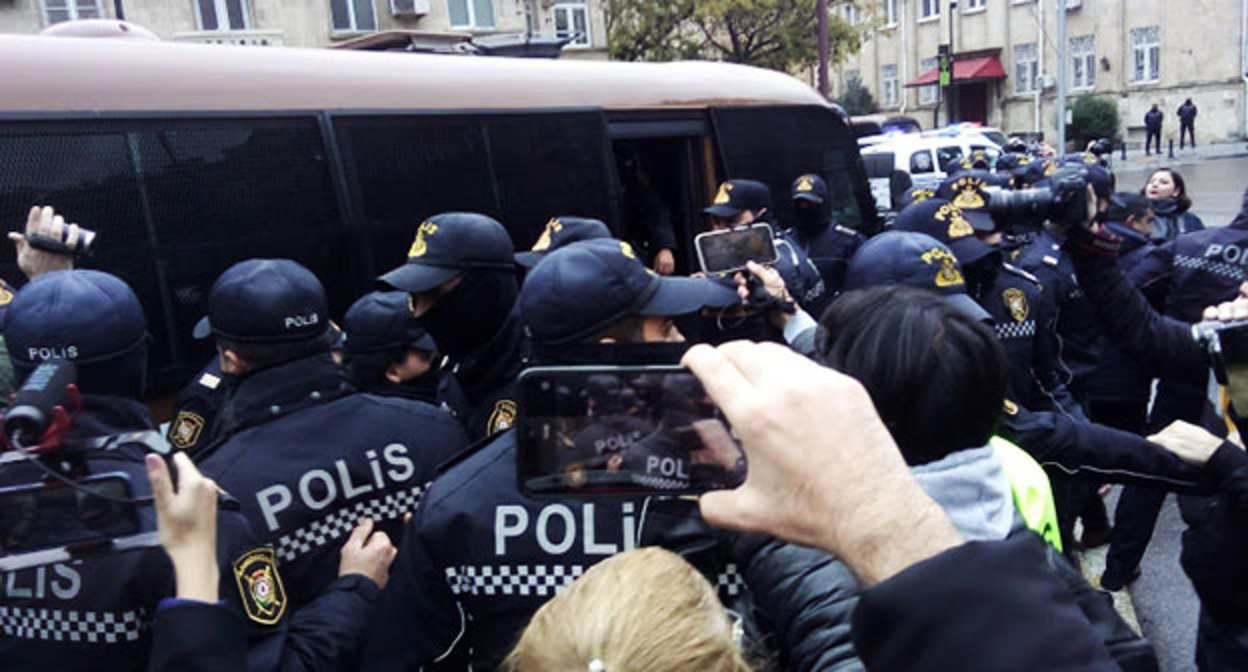 Сотрудники полиции во время акции протеста. Баку, 15 ноября 2022 г. Фото Кямала Али для "Кавказского узла" Сотрудники полиции во время акции протеста. Баку, 15 ноября 2022 г. Фото Кямала Али для "Кавказского узла"