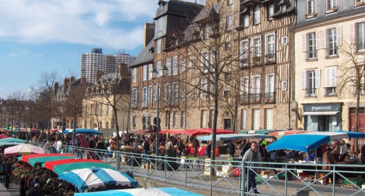 Французский город Ренн. Фото ENoz - https://ru.wikipedia.org/wiki/Рен#/media/Файл:Marché_des_Lices.jpg Французский город Ренн. Фото ENoz - https://ru.wikipedia.org/wiki/Рен#/media/Файл:Marché_des_Lices.jpg
