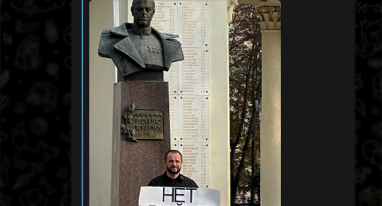 Евгений Солод задержан на пацифистском пикете у здания администрации Краснодарского края. Скриншот видео https://t.me/ovdinfolive/16058 Евгений Солод задержан на пацифистском пикете у здания администрации Краснодарского края. Скриншот видео https://t.me/ovdinfolive/16058