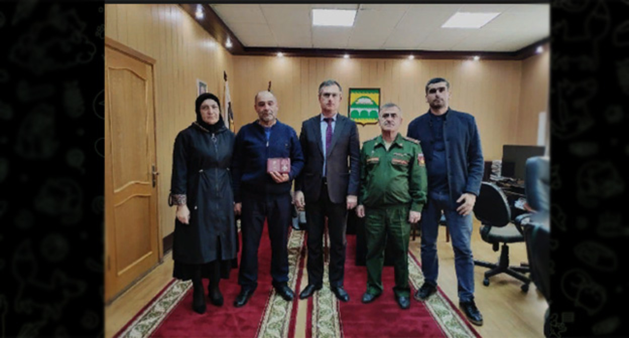Глава Сулейман-Стальского района Саид Темирханов вручил орден Мужества родителям погибшего воина-участника СВО на Украине Рагима Тагирова. Скриншот https://t.me/suleiman_stalskiy_rayon/918?single Глава Сулейман-Стальского района Саид Темирханов вручил орден Мужества родителям погибшего воина-участника СВО на Украине Рагима Тагирова. Скриншот https://t.me/suleiman_stalskiy_rayon/918?single