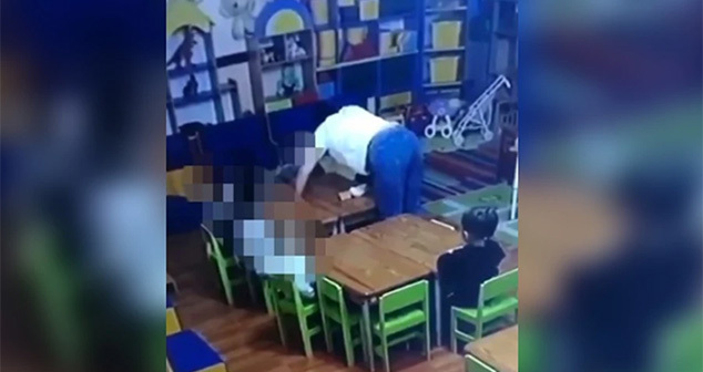 Воспитатель частного детского сада во время избиения ребенка. Cкриншот видео Telegram-канала Воспитатель частного детского сада во время избиения ребенка. Cкриншот видео Telegram-канала