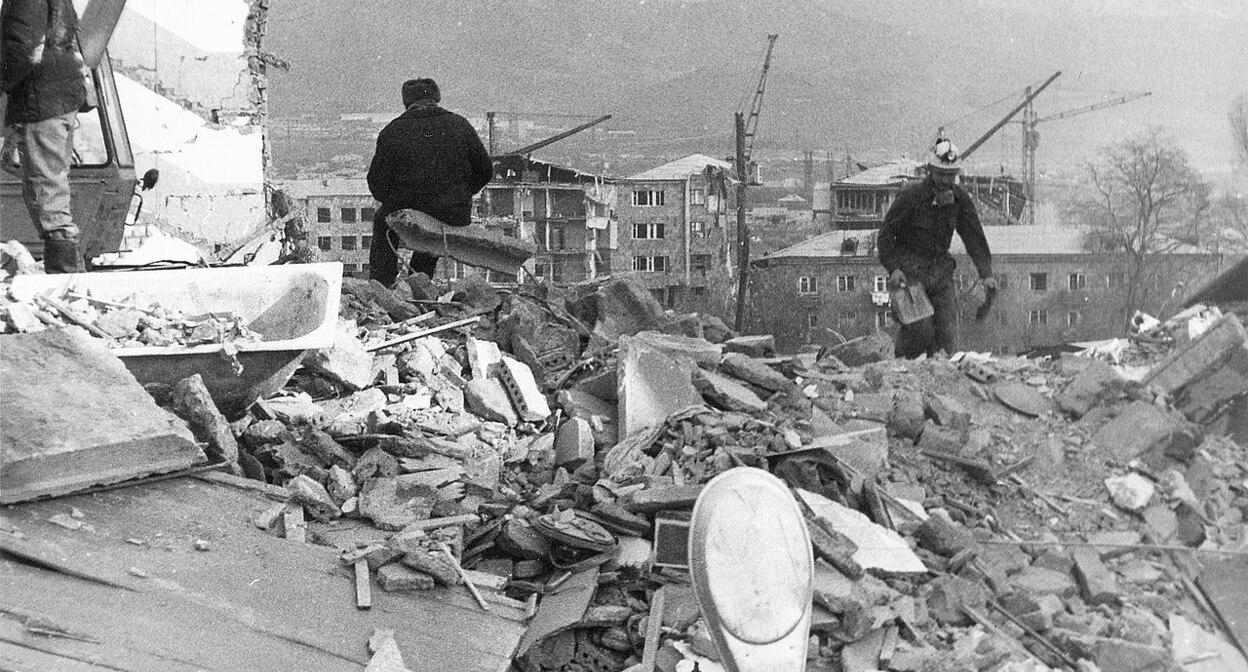 Спасатели на руинах в Спитаке.
Фото LoMit//ru.wikipedia.org/wiki/