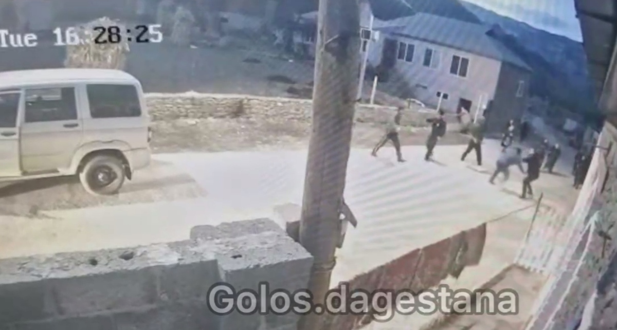 Кадр видеозаписи инцидента, опубликованной в телеграм-канале "Голос Дагестана" https://t.me/s/golosdagestana05/ Кадр видеозаписи инцидента, опубликованной в телеграм-канале "Голос Дагестана" https://t.me/s/golosdagestana05/
