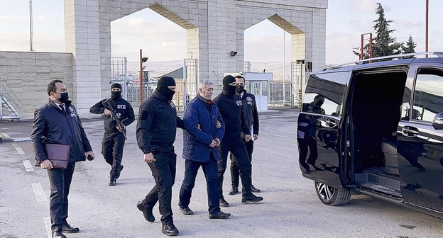 Экстрадиция Талеха Юсифова. Фото: пресс-служба СГБ Азербайджана https://dtx.gov.az/az/news/1737.html Экстрадиция Талеха Юсифова. Фото: пресс-служба СГБ Азербайджана https://dtx.gov.az/az/news/1737.html