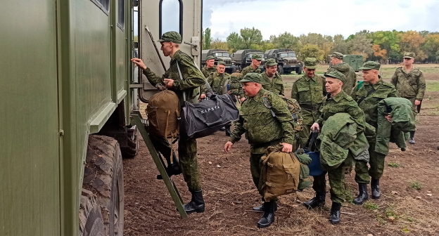 Военные сборы. Стоп-кадр видео "ТК "Звезда", https://tvzvezda.ru/news/202110834-Ql8F9.html Военные сборы. Стоп-кадр видео "ТК "Звезда", https://tvzvezda.ru/news/202110834-Ql8F9.html