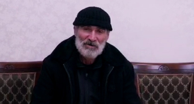 Кадр видеообращения отца Магомед-Али Султанова
t.me/kayakentrayon/3848 Кадр видеообращения отца Магомед-Али Султанова
t.me/kayakentrayon/3848