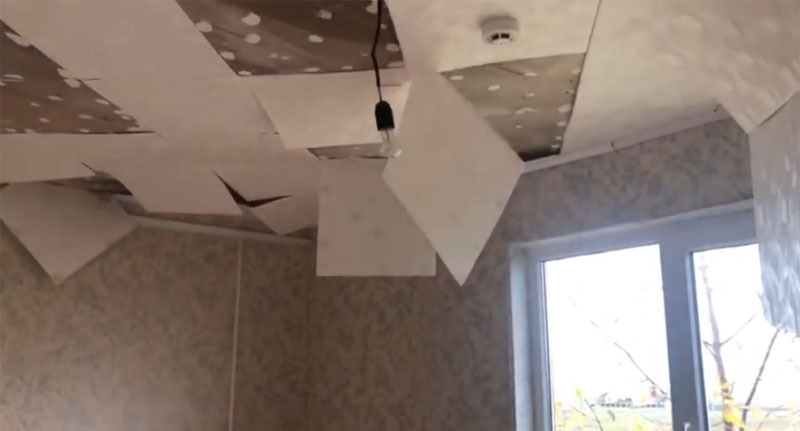 Помещение одного из домов, предоставленного чиновниками сироте в поселке Чернышковский. Стоп-кадр из видео на странице https://vk.com/wall-62316332_9928 Помещение одного из домов, предоставленного чиновниками сироте в поселке Чернышковский. Стоп-кадр из видео на странице https://vk.com/wall-62316332_9928