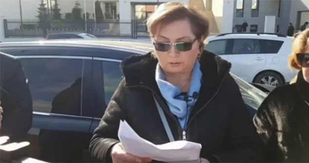 Супруга арестованного в Азербайджане журналиста Аваза Зейналлы Малахат Гисури сегодня провела акцию протеста перед зданием Следственного управления Генпрокуратуры. Фото: https://www.turan.az Супруга арестованного в Азербайджане журналиста Аваза Зейналлы Малахат Гисури сегодня провела акцию протеста перед зданием Следственного управления Генпрокуратуры. Фото: https://www.turan.az