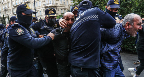 Полиция задерживает активистов. Баку, октябрь 2022 года. Фото Азиза Каримова для "Кавказского узла" Полиция задерживает активистов. Баку, октябрь 2022 года. Фото Азиза Каримова для "Кавказского узла"