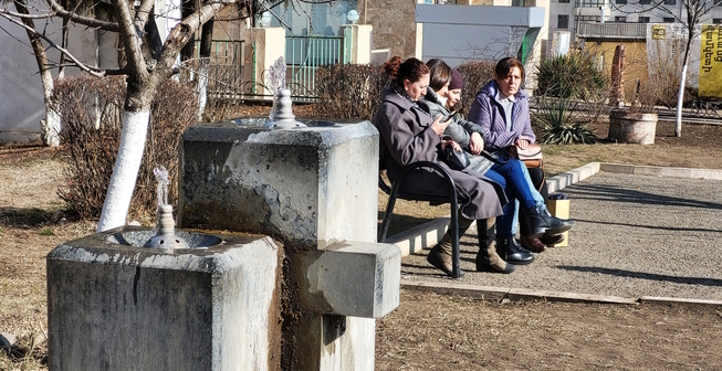 Женщины на улице в Степанакерте, фото: Алвард Григорян для "Кавказского узла" Женщины на улице в Степанакерте, фото: Алвард Григорян для "Кавказского узла"