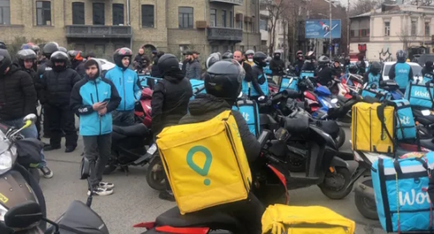 Курьеры на акции протеста в Тбилиси. Фото: https://www.newsgeorgia.ge/kurery-sluzhby-dostavki-wolt-grozjat-v-gruzii-zabastovkoj/?ysclid=lecdjsy5hi321279508 Курьеры на акции протеста в Тбилиси. Фото: https://www.newsgeorgia.ge/kurery-sluzhby-dostavki-wolt-grozjat-v-gruzii-zabastovkoj/?ysclid=lecdjsy5hi321279508