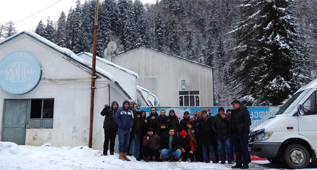 Cотрудники завода "Саирме" в Грузии. Фото https://sova.news/2023/02/13/v-gruzii-bastuyut-rabotniki-zavoda-sairme/ Cотрудники завода "Саирме" в Грузии. Фото https://sova.news/2023/02/13/v-gruzii-bastuyut-rabotniki-zavoda-sairme/